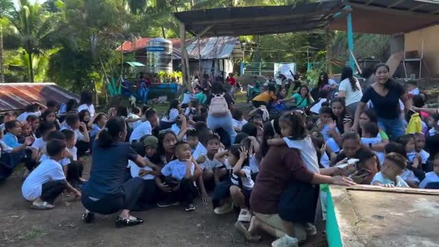 ABS-CBN_News_-_NIYANIG_SA_FLAG_RAISING_CEREMONY_Nabulabog_ang_unang_araw_ng_klase_n_O2Ph3W
